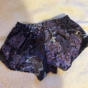 Lululemon Hotty Hot Short Size 6 2.5”
